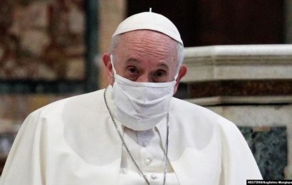 Папа римский призвал помогать нуждающимся во время пандемии
