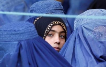Талибы запретили афганским женщинам выходить на улицу