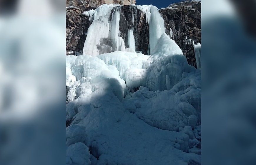 В Узбекистане из-за аномальных холодов замерз водопад (фото)