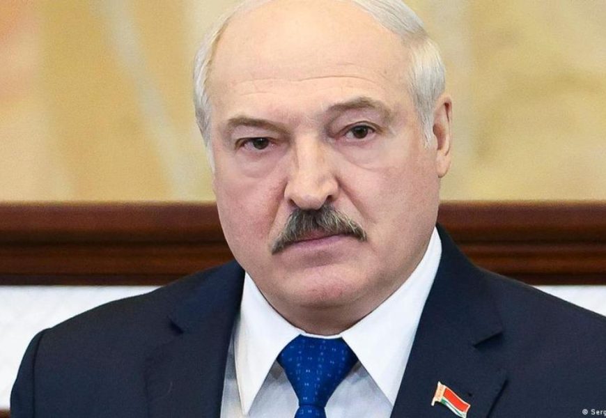 Лукашенко поручил полностью перекрыть границу с Украиной