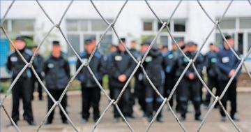 Президент Узбекистана помиловал более 400 осужденных