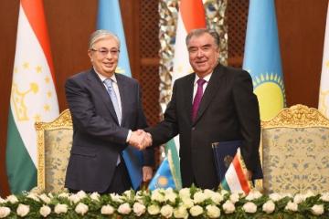 Церемония подписания новых документов о сотрудничестве между Таджикистаном и Казахстаном