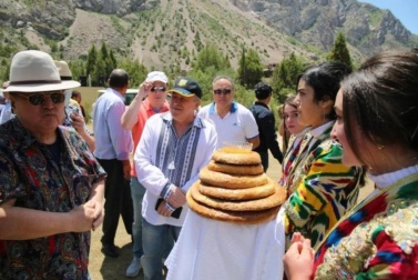 «ХУШ ОМАДЕД! ДОБРО ПОЖАЛОВАТЬ! WELCOME!». Для послов 10 иностранных государств организовали поездку в привлекательные туристические зоны Таджикистана