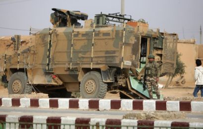 Поддерживаемые Турцией ополченцы атакуют силы, поддерживаемые США, на севере Сирии