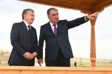 Эмомали Рахмон и Шавкат Мирзиёев посетили Кайраккумскую гидроэлектростанцию