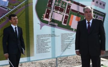 Президент в районе Шамсиддина Шохина ознакомился с ходом строительных работ в Пограничном учебном центре ГКНБ