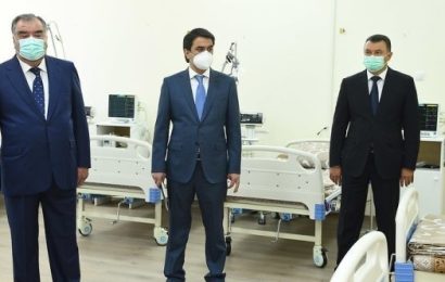 Президент Таджикистана Эмомали Рахмон с мэром Душанбе Рустамом Эмомали 20 мая посетил несколько временных больниц, организованных в Душанбе