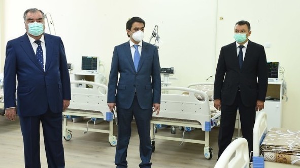 Президент Таджикистана Эмомали Рахмон с мэром Душанбе Рустамом Эмомали 20 мая посетил несколько временных больниц, организованных в Душанбе
