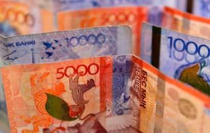 Казахстанцы начали получать социальные выплаты