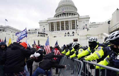 Совместное заседание палат Конгресса прервано из-за беспорядков у Капитолия