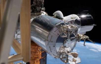 Американские астронавты возвращаются на Землю в капсуле SpaceX Dragon