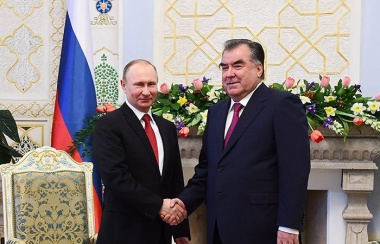 Путин поздравил президента Таджикистана с Новым годом