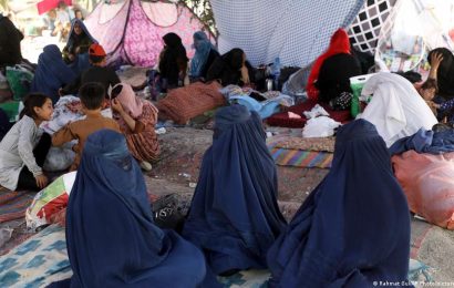 “Талибан” велел работающим женщинам оставаться дома
