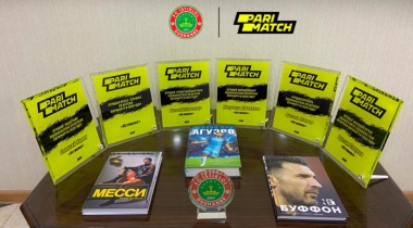 Футбольный клуб «Истиклол» получил награды от «Parimatch»
