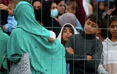 Афганские беженцы на базе в Висконсине мерзнут и недоедают