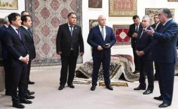 Эмомали Рахмон и Шавкат Мирзиёев посетили Хивинский ковровый комбинат