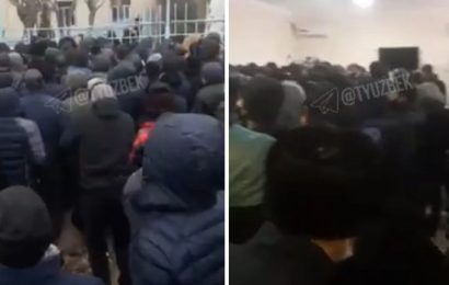 Сотни узбекистанцев собрались для получения паспортов для выезда в Россию. МВД Узбекистана прокомментировало ситуацию