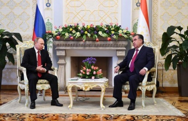 Путин поздравил Эмомали Рахмона с наступающим Новым годом