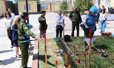 Помощник госсекретаря США по делам Южной и Центральной Азии посетил региональный учебный центр по взрывоопасным веществам
