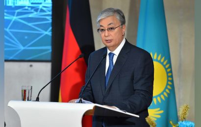 Президент Казахстана посмертно наградил государственными наградами двух врачей