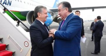 Шавкат Мирзиёев прибыл в Таджикистан с официальным визитом