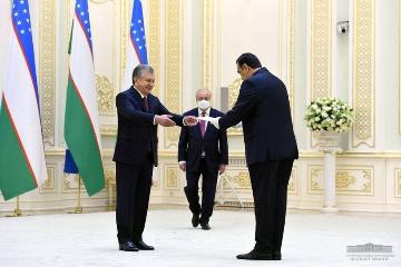 Раҳмонзода ба Президенти Ӯзбекистон эътимоднома супорид
