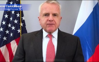 Посол США в Москве: Россия заявляет, что хочет мира, держа оружие на столе