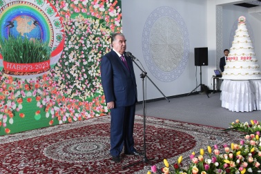 Президент Республики Таджикистан вручил подарки 100 детям-сиротам в Худжанде