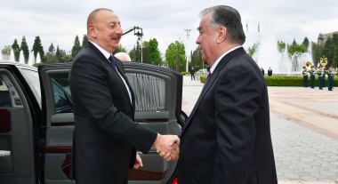 В Душанбе состоялась церемония официальной встречи Ильхама Алиева