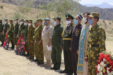 Российские военнослужащие в Таджикистане приняли участие в возложении цветов погибшим пограничникам