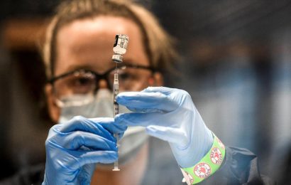 Нью-Йорк: 23 человека умерли после вакцинации от COVID-19