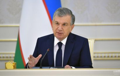 Мирзиёев согласился с предложением спецкомиссии о продлении карантинных ограничений в стране