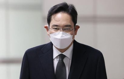 Вице-президента Samsung приговорили к 2,5 года тюрьмы за взятку подруге Пак Кын Хе
