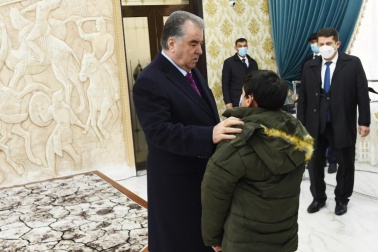 Президент Таджикистана Эмомали Рахмон в Гулистоне вручил подарки 80 круглым сиротам