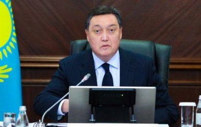 Казахстан продлил карантин и возобновил выплаты населению