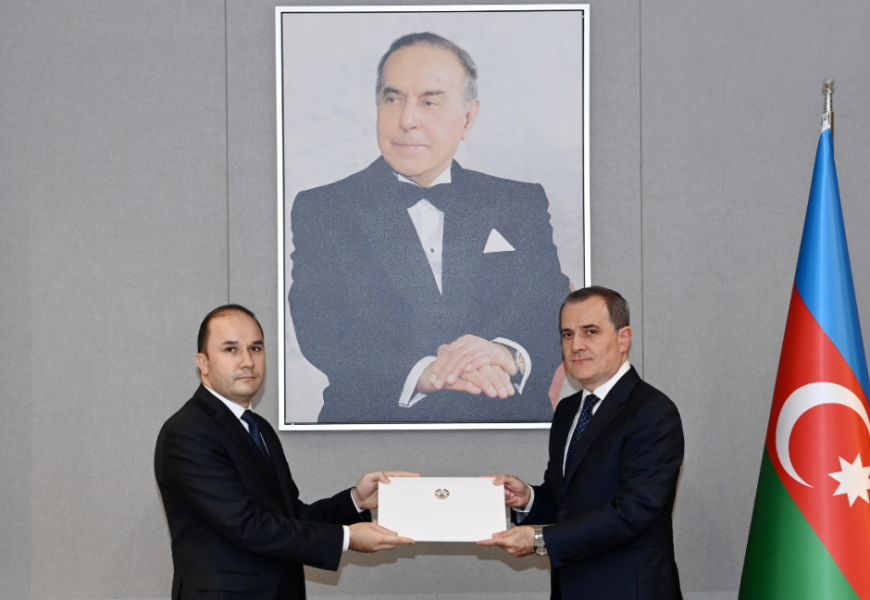 Посол Таджикистана в Азербайджане вручил свои верительные грамоты