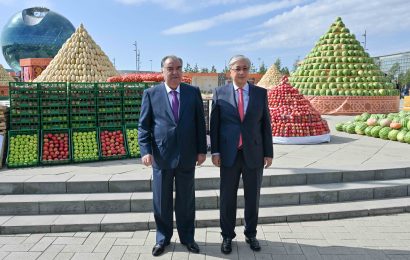 Касым-Жомарт Токаев и Эмомали Рахмон осмотрели выставку-ярмарку сельскохозяйственных и промышленных товаров Таджикистана