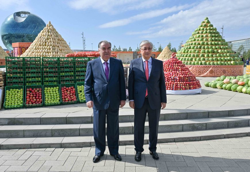 Касым-Жомарт Токаев и Эмомали Рахмон осмотрели выставку-ярмарку сельскохозяйственных и промышленных товаров Таджикистана