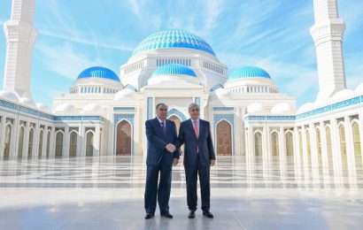 Президенты Казахстана и Таджикистана посетили Главную мечеть города Астаны(видео)