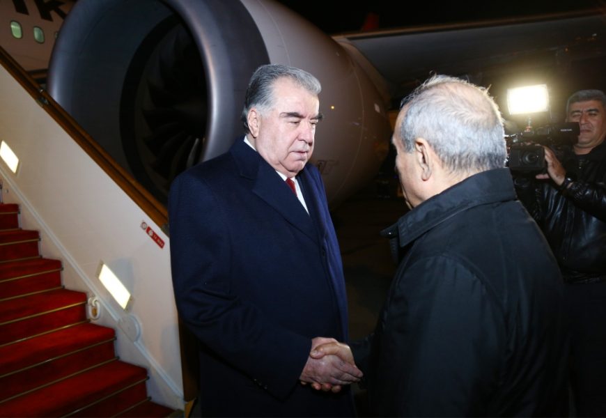 Президент Таджикистана принял участие в саммите в Азербайджане