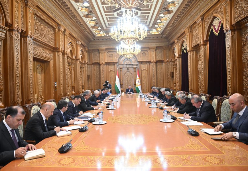 Президент Республики Таджикистан провёл рабочее совещание