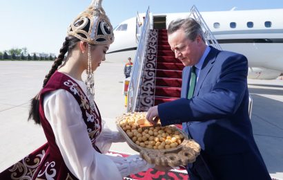 Главу МИД Великобритании раскритиковали за аренду роскошного самолета для тура по Центральной Азии