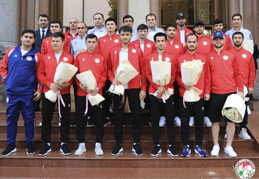 Национальную сборную Таджикистана по футзалу тепло встретили в Душанбе