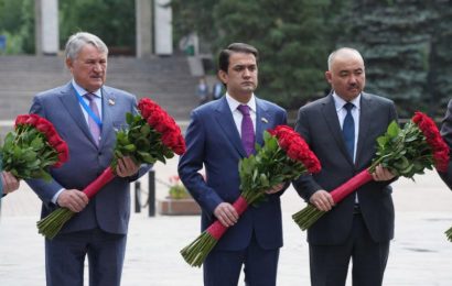 Рустам Эмомали возложил венок и цветы к «Вечному огню» в Алматы