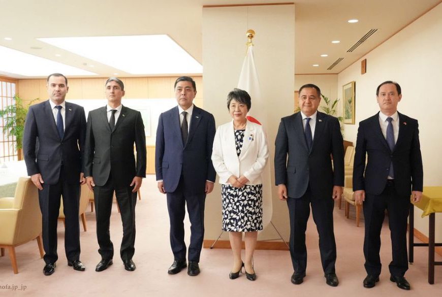 Посол Таджикистана встретился с Министром иностранных дел Японии