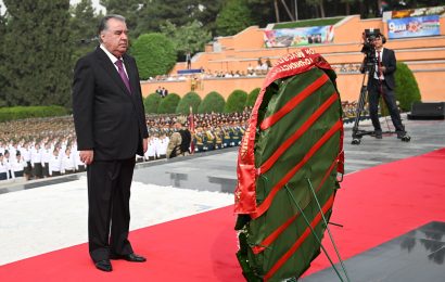 Президент Таджикистана принял участие в церемонии возложения венков и военном параде