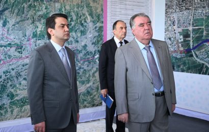 Президент Таджикистана ознакомился со строительством автодороги