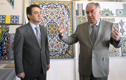 Президент Таджикистана ознакомился со строительством Национальной чайханы