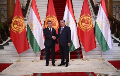 Церемония официальной встречи Президента Кыргызстана во Дворце нации
