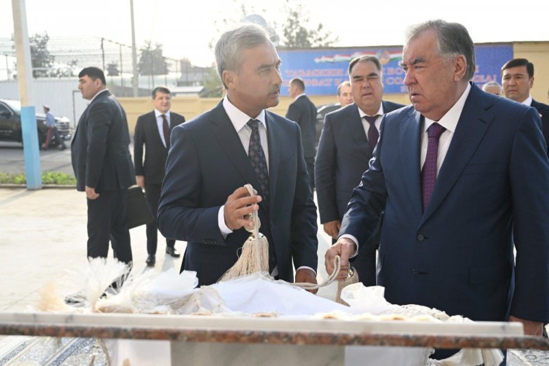 Президенти Ҷумҳурии Тоҷикистон Эмомалӣ Раҳмон дар шаҳри Хуҷанд корхонаи коркарди меваю сабзавоти ҶДММ «ДороАртФуд»-ро ба истифода доданд